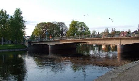 Stille renner Klarelven forbi Västra Bron i Karlstad og ut i Vänern