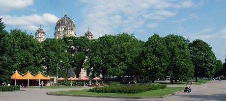 Esplanaden med den russiske katedralen og Radisson Blu Hotel Latvija i bakgrunnen