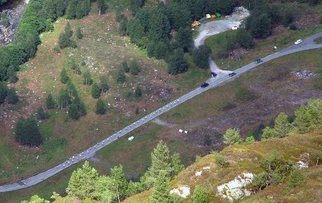 Rundt 40 rulleskiløpere i full fart bortover den første kilometerlange sletta - før stigningene og hårnålsvingene startet