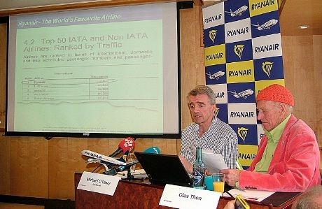 Så kan pressekonferansen begynne. Michael O`Leary har fått selskap av  hotellkonge og Rygge-investor Olav Thon.