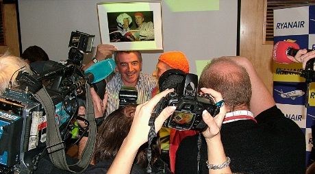 Enda mer fotografering. I gamle dager ville det nok ha gått noen filmruller, samt endel tønner med fremkaller -og fixeringsvæske på denne pressekonferansen.