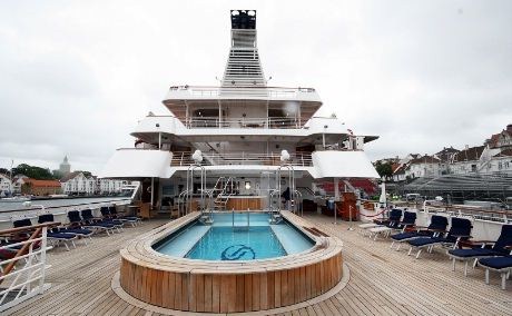 Poolen ligger på akterdekket