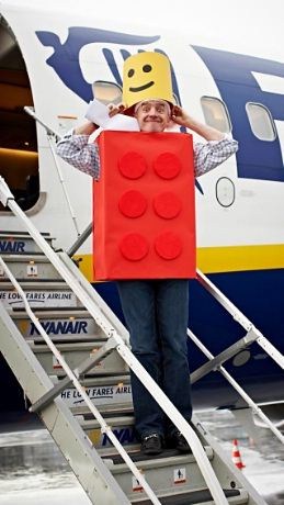 Førstemann ut av flyet er en legokloss-forkledt som toppsjefen i et ikke ukjent irsk flyselskap.